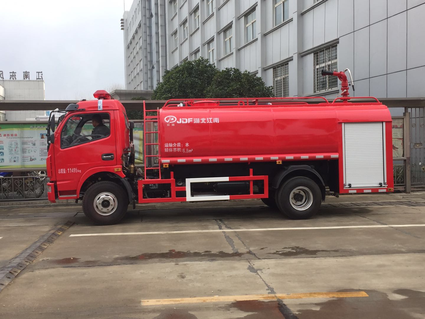 東風大多利卡水罐消防車 31712913043734433.jpg